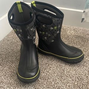 Youth bog boots.   Size 5.